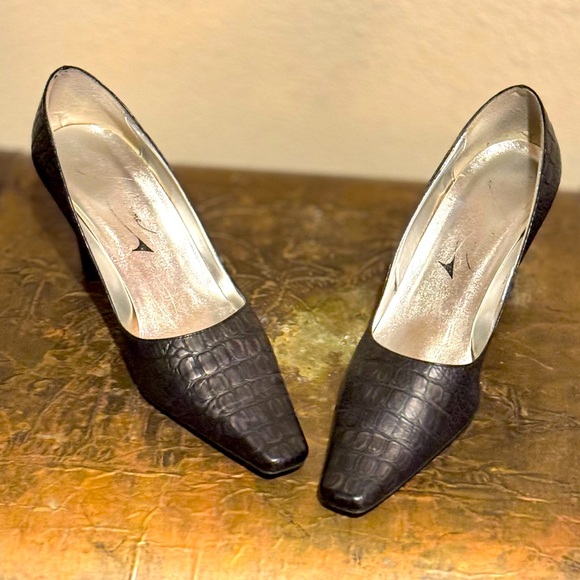 Black 3 inch dress shoe. - Picture 3 of 6